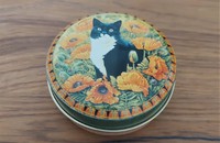 Kleine Blechdose schwarz-weisse Katze im Mohnfeld