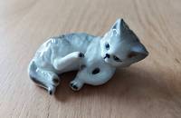 Vintage kleine liegende Katze grau