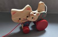 Holzkatze Sevi mit Maus auf Rädern