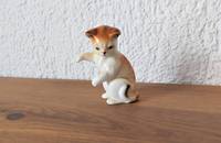 Kleine Katze vintage sitzend, Pfoten hoch 23