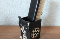 Katze mit Bürste