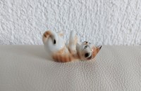 Kleine Katze vintage auf dem Rücken liegend 25