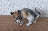 Kleine, grau-braun getigerte Katze mit Kätzchen