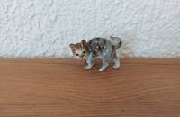 Miniatur grau-braune Katze 