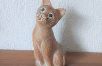 Katze aus Holz mit lieblichem Blick