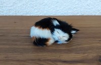 Katze aus Fell liegend