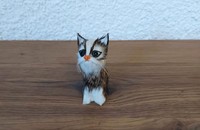 Kleine, sitzende Katze aus Fell