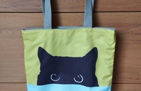 Schultertasche schwarze Katze spielt verstecken