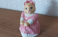 Vintage Dose Katze humanisiert im rosa Kleid 