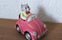Spardose Katze humanisiert im Auto