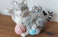 Teekrug Katze mit Kätzchen und Wolle
