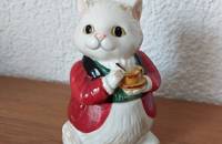 Dose Katze im roten Smoking