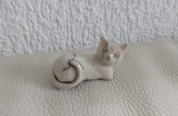 Kleine liegende Katze aus Raku