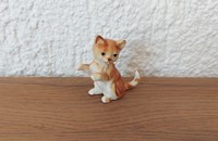 Kleine rot-braune Katze sitzend