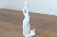 Weisse Katze macht die Kerze