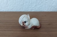 Kleine Katze mit Milchschale