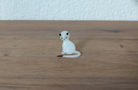 Kleine Katze aus weisem Glas