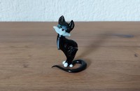Kleine Katze aus schwarzem Glas