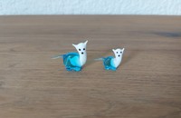 2 Kleine Mini-Kätzchen aus weiss und blauem Glas