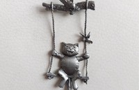 Brosche Katze auf einer Schaukel