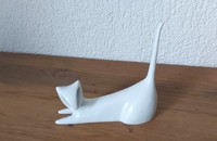 Moderne, weisse Katze liegend