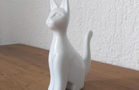 Weisse, moderne Katze sitzend III