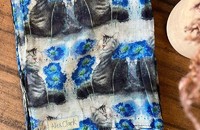Alex Clark Langer Schal Katze mit Kornblumen