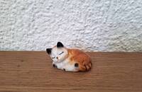 Kleine Katze rostfarbig III, liegend