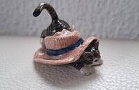 Kleine getigerte Katze im Hut