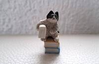 Miniatur Katze auf 2 Bücher sitzend