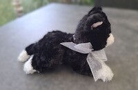 Schwarz-weisse kleine Plüschkatze Gund