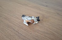 Kleine Katze spielt mit Maus in Pantolette