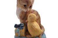 Kleine Katze mit Ente