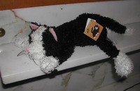Mittlere schwarz-weisse Plüschkatze MIA