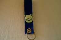 Schlüsselanhänger blau mit grünem Katzenkopf