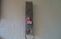 Grauer Schlüsselanhänger mit rosa Katze