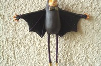 Katze Halloween als Fledermaus verkleidet
