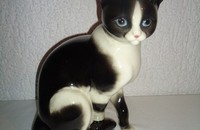 Goebel grosse, sitzende Schwarz-weisse Katze