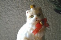 Weihnachtskugel in Form einer Angorakatze