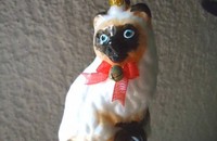 Weihnachtskugel in Form einer Siameserkatze