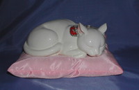 Katze Monet liegend auf einem rosa Kissen von Goebel