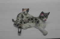 Miniatur Katze liegend mit Kätzchen