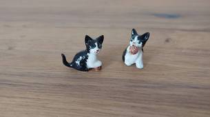 Miniaturen 2 schwarz-weisse Katzen