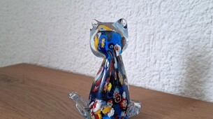 Katze aus blau-buntem Glas