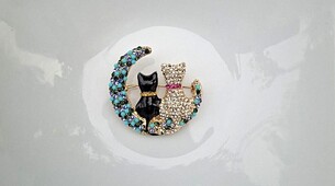 Brosche 2 festliche Katzen