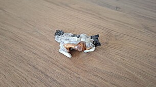 Kleine Katze spielt mit Maus in Pantolette