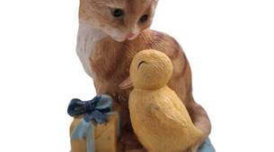 Kleine Katze mit Ente